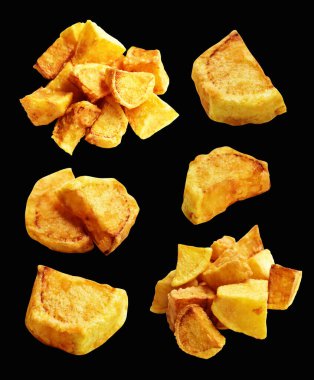 Siyah arka planda kırpma yolu ile izole edilmiş kızarmış patates parçaları, gölge yok, fast food, yemek malzemeleri
