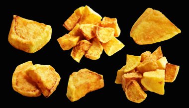 Siyah arka planda kırpma yolu ile izole edilmiş kızarmış patates parçaları, gölge yok, fast food, yemek malzemeleri