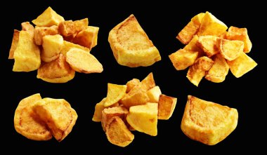 Siyah arka planda kırpma yolu ile izole edilmiş kızarmış patates parçaları, gölge yok, fast food, yemek malzemeleri