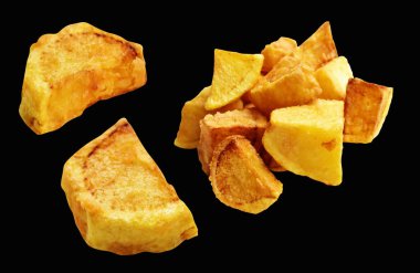 Siyah arka planda kırpma yolu ile izole edilmiş kızarmış patates parçaları, gölge yok, fast food, yemek malzemeleri