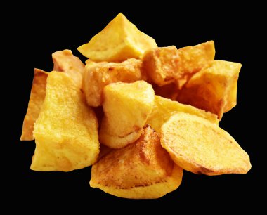 Siyah arka planda kırpma yolu ile izole edilmiş kızarmış patates parçaları, gölge yok, fast food, yemek malzemeleri