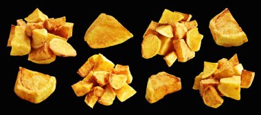 Siyah arka planda kırpma yolu ile izole edilmiş kızarmış patates parçaları, gölge yok, fast food, yemek malzemeleri