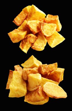 Siyah arka planda kırpma yolu ile izole edilmiş kızarmış patates parçaları, gölge yok, fast food, yemek malzemeleri