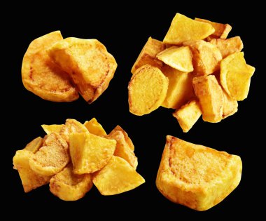 Siyah arka planda kırpma yolu ile izole edilmiş kızarmış patates parçaları, gölge yok, fast food, yemek malzemeleri