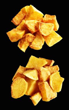 Siyah arka planda kırpma yolu ile izole edilmiş kızarmış patates parçaları, gölge yok, fast food, yemek malzemeleri