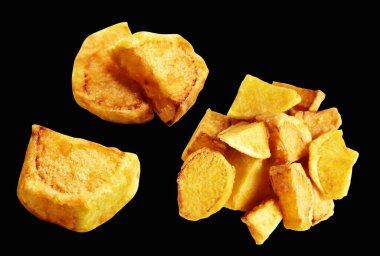 Siyah arka planda kırpma yolu ile izole edilmiş kızarmış patates parçaları, gölge yok, fast food, yemek malzemeleri