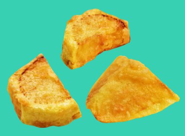 Yeşil arka planda kırpma yolu ile izole edilmiş kızarmış patates parçaları, gölge yok, fast food, yemek malzemeleri