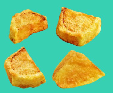 Yeşil arka planda kırpma yolu ile izole edilmiş kızarmış patates parçaları, gölge yok, fast food, yemek malzemeleri