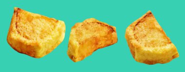 Yeşil arka planda kırpma yolu ile izole edilmiş kızarmış patates parçaları, gölge yok, fast food, yemek malzemeleri