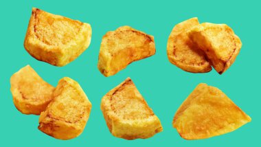 Yeşil arka planda kırpma yolu ile izole edilmiş kızarmış patates parçaları, gölge yok, fast food, yemek malzemeleri