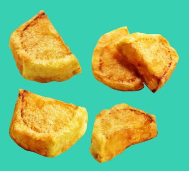 Yeşil arka planda kırpma yolu ile izole edilmiş kızarmış patates parçaları, gölge yok, fast food, yemek malzemeleri