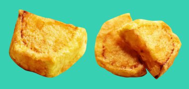 Yeşil arka planda kırpma yolu ile izole edilmiş kızarmış patates parçaları, gölge yok, fast food, yemek malzemeleri