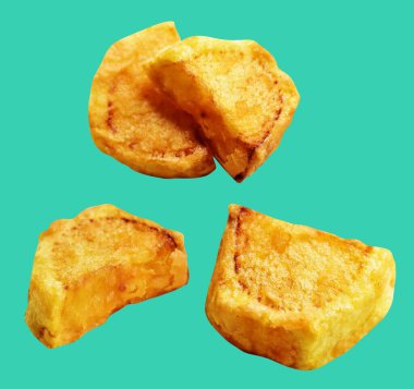 Yeşil arka planda kırpma yolu ile izole edilmiş kızarmış patates parçaları, gölge yok, fast food, yemek malzemeleri