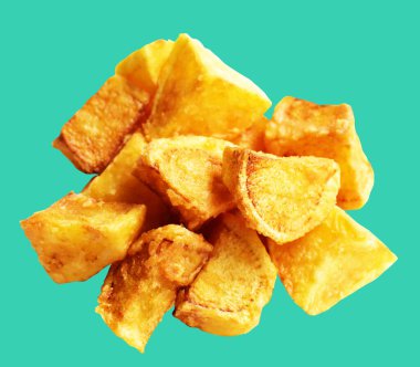 Yeşil arka planda kırpma yolu ile izole edilmiş kızarmış patates parçaları, gölge yok, fast food, yemek malzemeleri