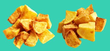 Yeşil arka planda kırpma yolu ile izole edilmiş kızarmış patates parçaları, gölge yok, fast food, yemek malzemeleri