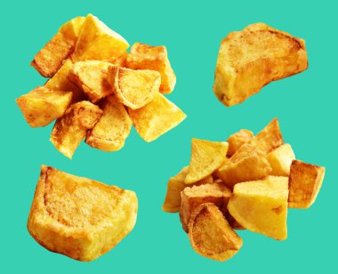 Yeşil arka planda kırpma yolu ile izole edilmiş kızarmış patates parçaları, gölge yok, fast food, yemek malzemeleri