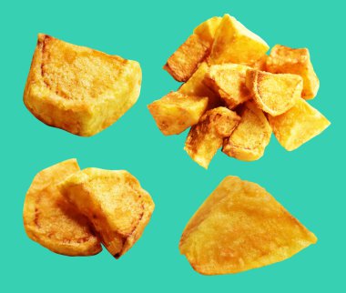 Yeşil arka planda kırpma yolu ile izole edilmiş kızarmış patates parçaları, gölge yok, fast food, yemek malzemeleri