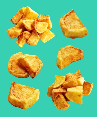 Yeşil arka planda kırpma yolu ile izole edilmiş kızarmış patates parçaları, gölge yok, fast food, yemek malzemeleri