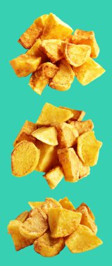 Yeşil arka planda kırpma yolu ile izole edilmiş kızarmış patates parçaları, gölge yok, fast food, yemek malzemeleri