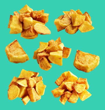 Yeşil arka planda kırpma yolu ile izole edilmiş kızarmış patates parçaları, gölge yok, fast food, yemek malzemeleri