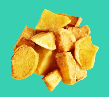 Yeşil arka planda kırpma yolu ile izole edilmiş kızarmış patates parçaları, gölge yok, fast food, yemek malzemeleri