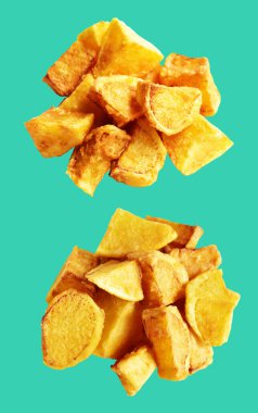 Yeşil arka planda kırpma yolu ile izole edilmiş kızarmış patates parçaları, gölge yok, fast food, yemek malzemeleri