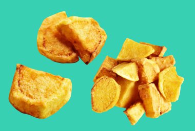 Yeşil arka planda kırpma yolu ile izole edilmiş kızarmış patates parçaları, gölge yok, fast food, yemek malzemeleri