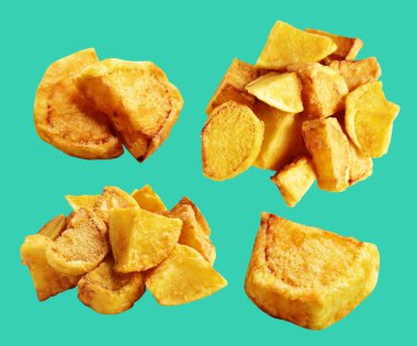 Yeşil arka planda kırpma yolu ile izole edilmiş kızarmış patates parçaları, gölge yok, fast food, yemek malzemeleri