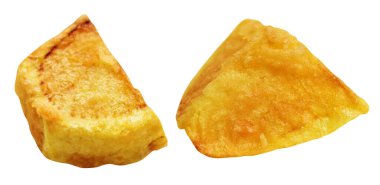 Beyaz arka planda kırpma yolu ile izole edilmiş kızarmış patates parçaları, gölge yok, fast food, yemek malzemeleri