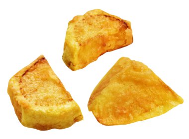 Beyaz arka planda kırpma yolu ile izole edilmiş kızarmış patates parçaları, gölge yok, fast food, yemek malzemeleri