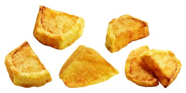 Beyaz arka planda kırpma yolu ile izole edilmiş kızarmış patates parçaları, gölge yok, fast food, yemek malzemeleri