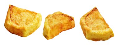 Beyaz arka planda kırpma yolu ile izole edilmiş kızarmış patates parçaları, gölge yok, fast food, yemek malzemeleri