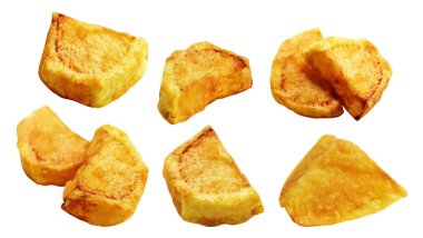 Beyaz arka planda kırpma yolu ile izole edilmiş kızarmış patates parçaları, gölge yok, fast food, yemek malzemeleri