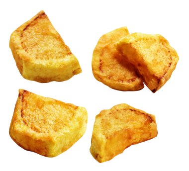 Beyaz arka planda kırpma yolu ile izole edilmiş kızarmış patates parçaları, gölge yok, fast food, yemek malzemeleri