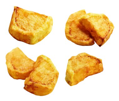 Beyaz arka planda kırpma yolu ile izole edilmiş kızarmış patates parçaları, gölge yok, fast food, yemek malzemeleri