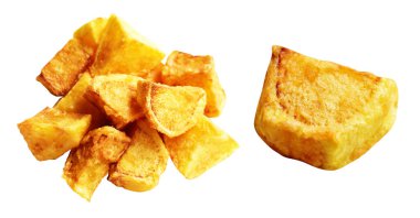 Beyaz arka planda kırpma yolu ile izole edilmiş kızarmış patates parçaları, gölge yok, fast food, yemek malzemeleri