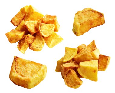 Beyaz arka planda kırpma yolu ile izole edilmiş kızarmış patates parçaları, gölge yok, fast food, yemek malzemeleri