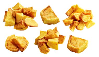 Beyaz arka planda kırpma yolu ile izole edilmiş kızarmış patates parçaları, gölge yok, fast food, yemek malzemeleri