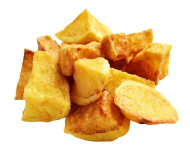 Beyaz arka planda kırpma yolu ile izole edilmiş kızarmış patates parçaları, gölge yok, fast food, yemek malzemeleri