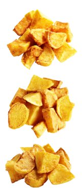 Beyaz arka planda kırpma yolu ile izole edilmiş kızarmış patates parçaları, gölge yok, fast food, yemek malzemeleri