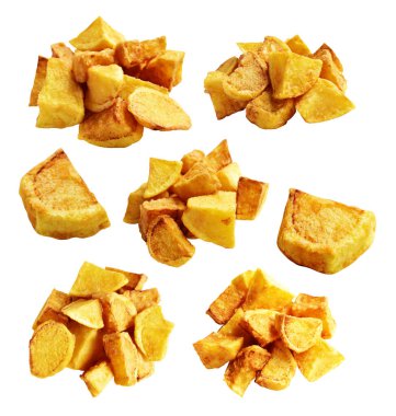 Beyaz arka planda kırpma yolu ile izole edilmiş kızarmış patates parçaları, gölge yok, fast food, yemek malzemeleri