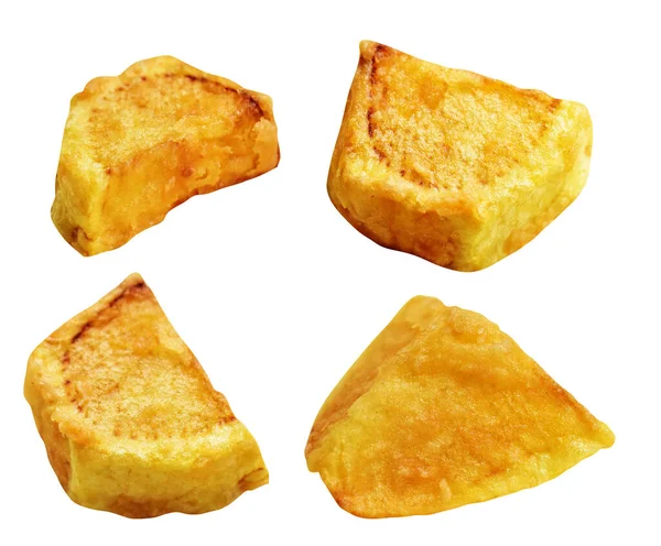 Beyaz arka planda kırpma yolu ile izole edilmiş kızarmış patates parçaları, gölge yok, fast food, yemek malzemeleri