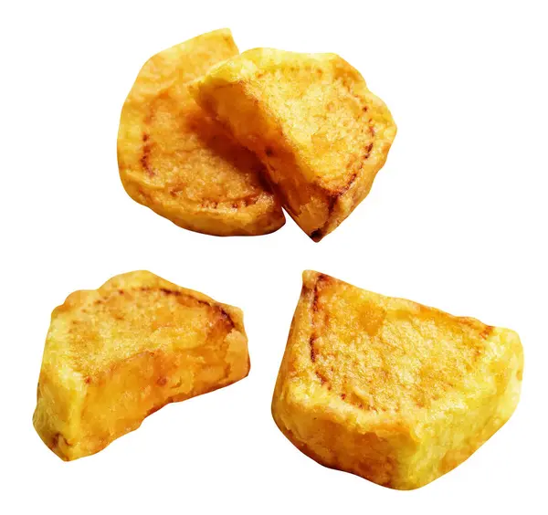 Beyaz arka planda kırpma yolu ile izole edilmiş kızarmış patates parçaları, gölge yok, fast food, yemek malzemeleri