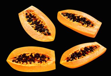 Papaya olgun meyvesi siyah arka planda kırpma yolu ile izole, gölge yok, sağlıklı tropikal meyve, yarım ve dilimlenmiş,