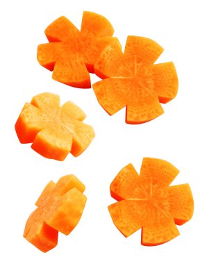 Çiçek şeklinde havuç dilimleri kırpma yolu ile izole edilmiş, beyaz arka planda gölge yok, taze çiğ sebze, pişirme malzemesi