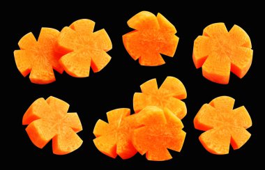 Çiçek şeklinde havuç dilimleri kırpma yolu ile izole edilmiş, siyah arka planda gölge yok, taze çiğ sebze, pişirme malzemesi