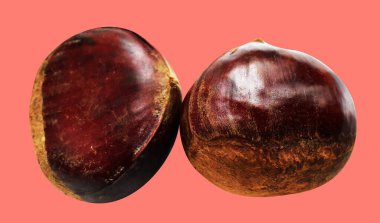 Kırpma yolu ile izole edilmiş kestane, pembe arka planda gölge yok, taze ve sağlıklı yiyecek.