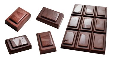 Kesme yolu ile izole edilmiş sütlü çikolata parçaları, beyaz arka planda gölge yok, yemek malzemeleri, ev yapımı tatlı.