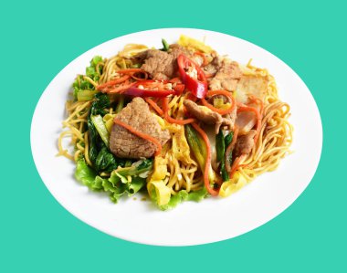 Kızarmış erişteyi domuz etiyle karıştır, havuç, soğan, konferans, kırmızı biber, yeşil arka planda kızarmış yumurta, kırpma yolu olmayan gölge, yemek malzemesi