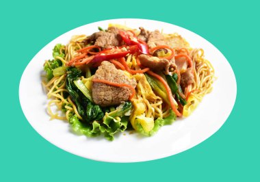 Kızarmış erişteyi domuz etiyle karıştır, havuç, soğan, konferans, kırmızı biber, yeşil arka planda kızarmış yumurta, kırpma yolu olmayan gölge, yemek malzemesi